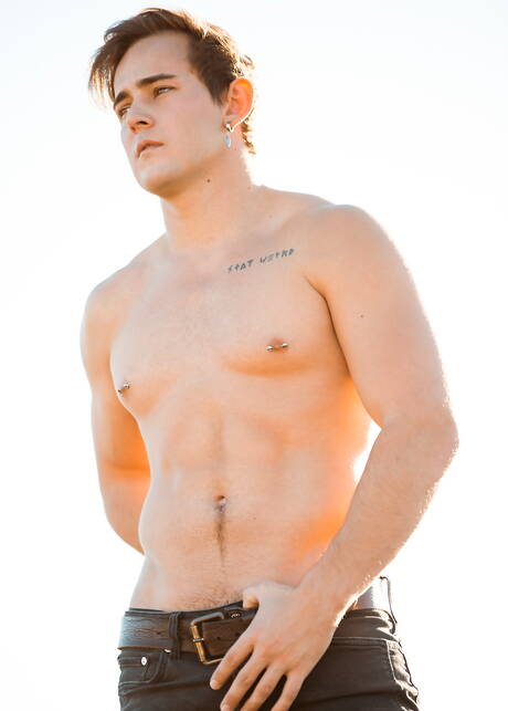 Der muskulöse Amerikaner Josh Brady posiert nackt und zeigt seinen knackigen Hintern draußen