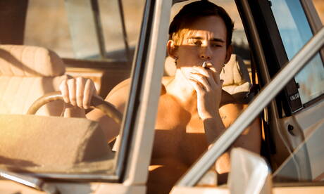 Der muskulöse Amerikaner Josh Brady posiert nackt und zeigt seinen knackigen Hintern draußen