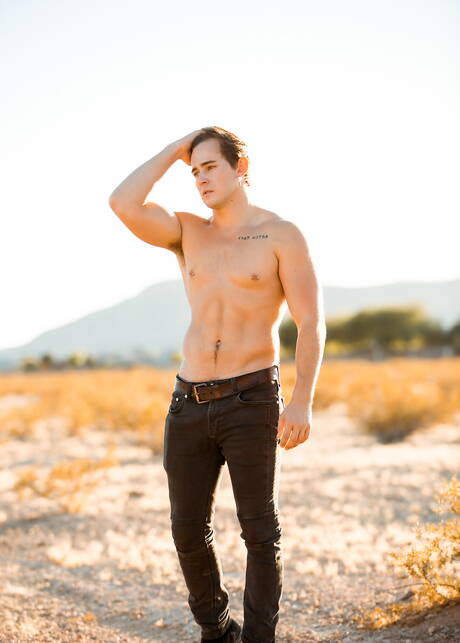 Der muskulöse Amerikaner Josh Brady posiert nackt und zeigt seinen knackigen Hintern draußen