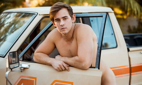 Der muskulöse Amerikaner Josh Brady posiert nackt und zeigt seinen knackigen Hintern draußen