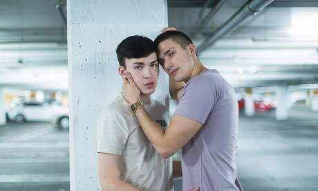 Les mecs américains sexy Kane Fox et le minet chaud Devin Holt dans le sexe anal torride