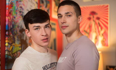 Les mecs américains sexy Kane Fox et le minet chaud Devin Holt dans le sexe anal torride