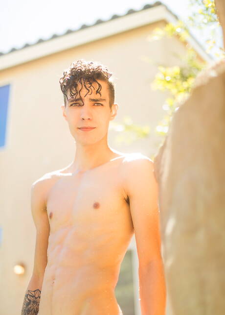 Le jeune Jacob Acosta pose nu et montre son joli cul à l
