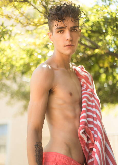 Le jeune Jacob Acosta pose nu et montre son joli cul à l