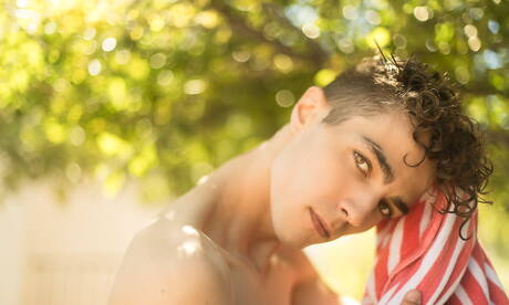 Le jeune Jacob Acosta pose nu et montre son joli cul à l