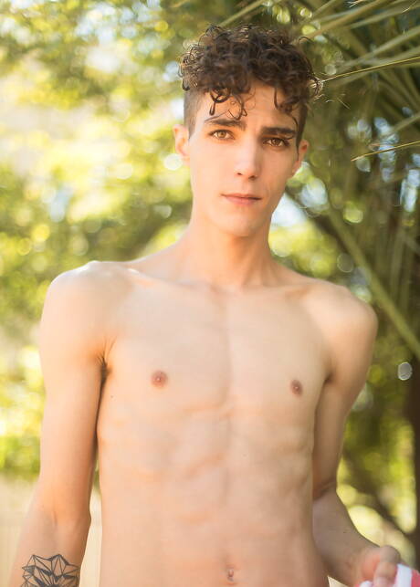 Le jeune Jacob Acosta pose nu et montre son joli cul à l