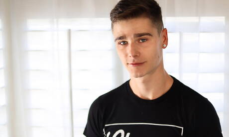 Il muscoloso americano Travis Stevens si masturba