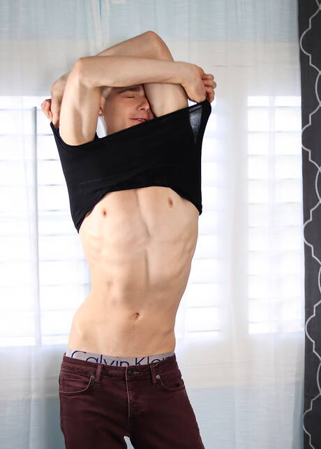 Der muskulöse Amerikaner Travis Stevens wichst