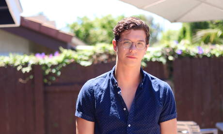 Amerykański gorący młodzieniec Johnny Hands rozbiera się i pokazuje tyłek na zewnątrz