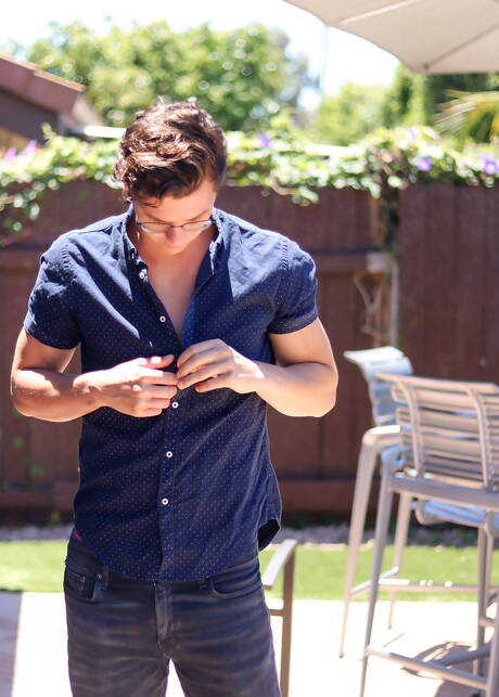 American hot twink Johnny Hands get naked and showing his ass outdoor