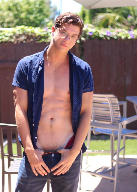 American hot twink Johnny Hands get naked and showing his ass outdoor