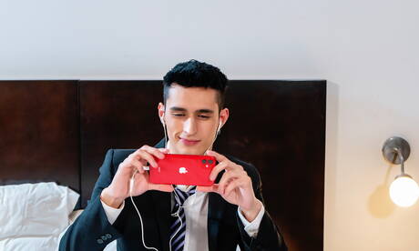 Latynoski młodzieniec Sonny Davon bawi się zabawką erotyczną