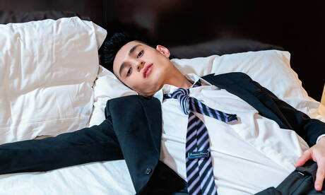 Latynoski młodzieniec Sonny Davon bawi się zabawką erotyczną