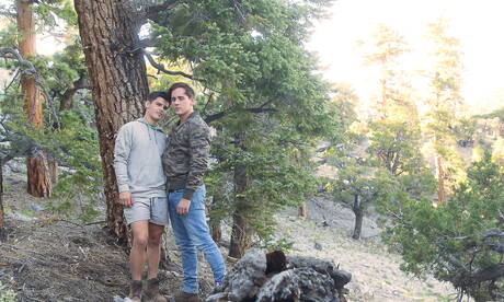 Deux garçons américains, le jeune Seth Peterson et le dur Josh Brady, ont une bonne relation sexuelle en extérieur