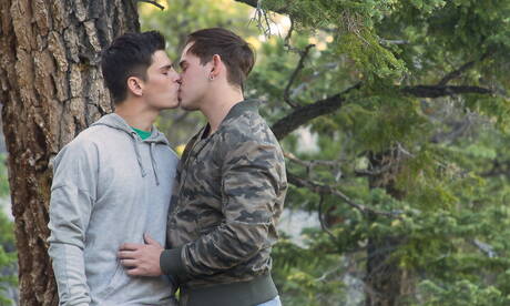 Deux garçons américains, le jeune Seth Peterson et le dur Josh Brady, ont une bonne relation sexuelle en extérieur