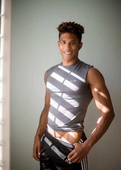 Czarny kulturysta Damien Ellis masturbuje się swoim penisem