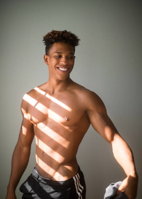 Czarny kulturysta Damien Ellis masturbuje się swoim penisem