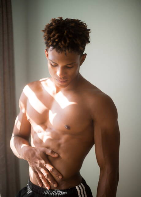 Czarny kulturysta Damien Ellis masturbuje się swoim penisem