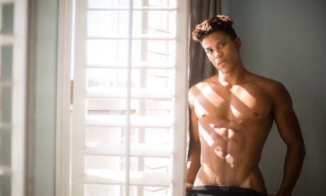 Czarny kulturysta Damien Ellis masturbuje się swoim penisem