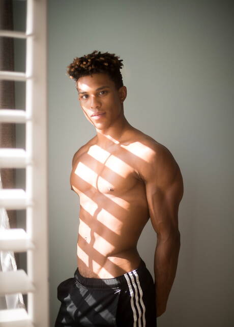 Czarny kulturysta Damien Ellis masturbuje się swoim penisem