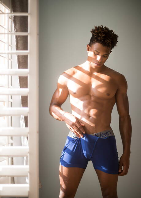 Black bodybuilder Damien Ellis jerk off his dick