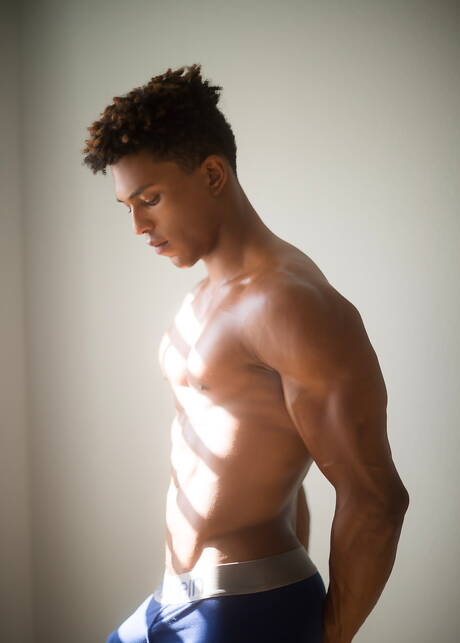 Czarny kulturysta Damien Ellis masturbuje się swoim penisem