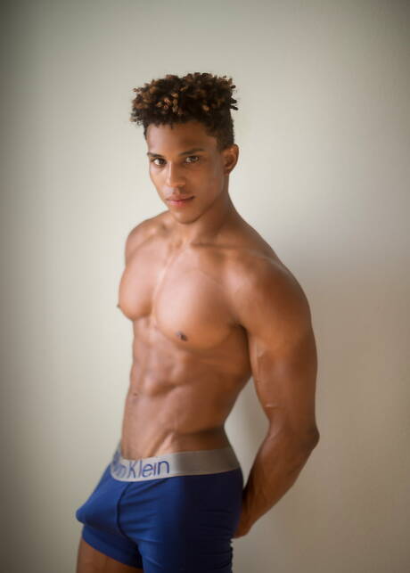 Czarny kulturysta Damien Ellis masturbuje się swoim penisem