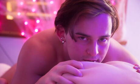 Les stars du porno américaines, le beau garçon Devin Holt et le beau gosse Josh Brady ont une bonne relation sexuelle