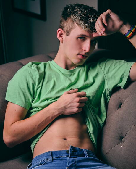 El joven estadounidense Dawson Grant posando desnudo al aire libre