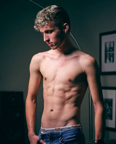 El joven estadounidense Dawson Grant posando desnudo al aire libre