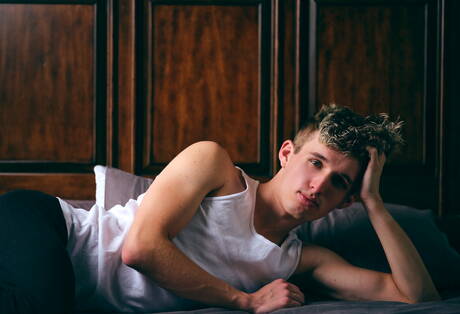 El joven estadounidense Dawson Grant posando desnudo al aire libre