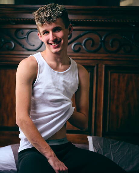 El joven estadounidense Dawson Grant posando desnudo al aire libre