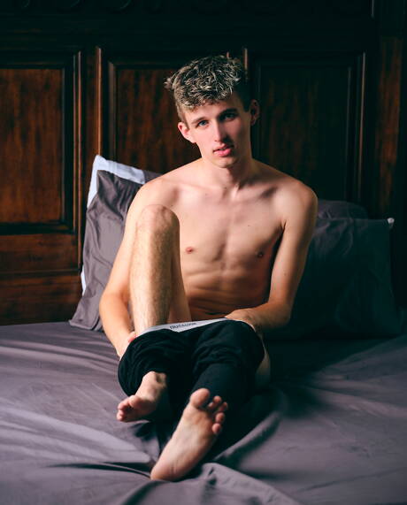 El joven estadounidense Dawson Grant posando desnudo al aire libre