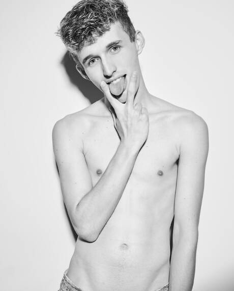 El joven estadounidense Dawson Grant posando desnudo al aire libre