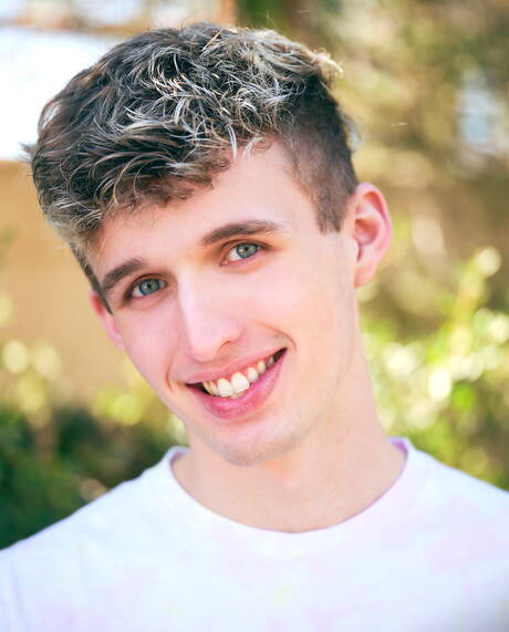 El joven estadounidense Dawson Grant posando desnudo al aire libre