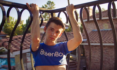 美國年輕人 Caleb Gray 在泳池邊玩雞巴