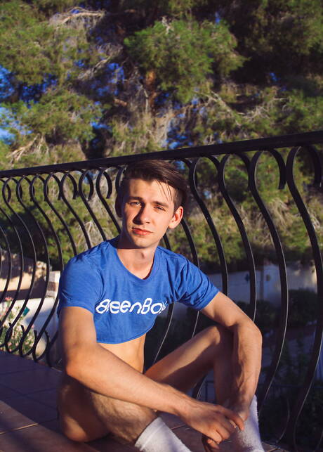 美國年輕人 Caleb Gray 在泳池邊玩雞巴