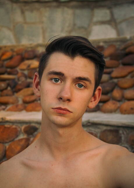 美國年輕人 Caleb Gray 在泳池邊玩雞巴