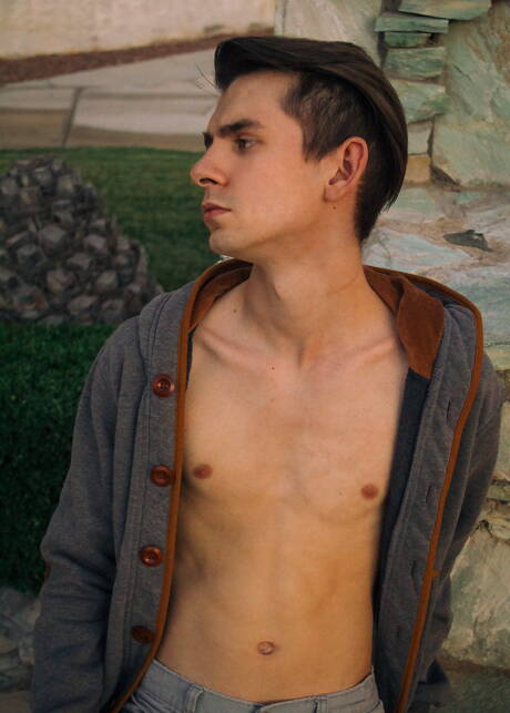 美國年輕人 Caleb Gray 在泳池邊玩雞巴