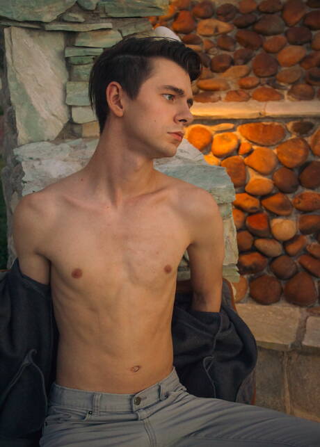 美國年輕人 Caleb Gray 在泳池邊玩雞巴