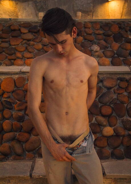 美國年輕人 Caleb Gray 在泳池邊玩雞巴