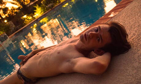 美國年輕人 Caleb Gray 在泳池邊玩雞巴