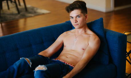 Il giovane Taylor Coleman si spoglia e mostra il suo sedere stretto