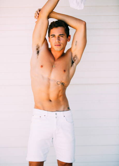 拉丁帥哥 Ashton Summers 赤身裸體，露出漂亮屁股