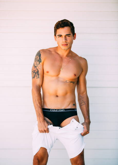 拉丁帥哥 Ashton Summers 赤身裸體，露出漂亮屁股