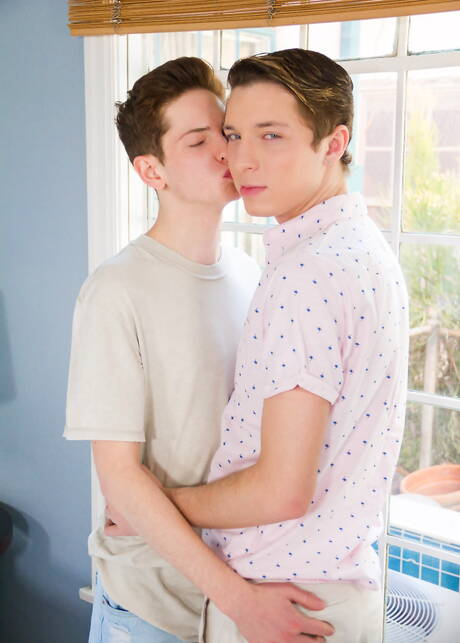 Leuke Amerikaanse vrienden, de jonge Jacob Hansen en de jonge kerel Riley Finch in hete homoseksuele actie