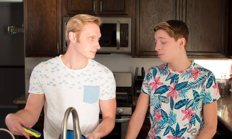 Les sympathiques copains américains, le jeune Jacob Hansen et le beau mec Max Carter dans une scène de fessée dans la cuisine