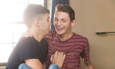 Ragazzi americani sexy, il bellissimo ragazzo Garrett Kinsley e il bellissimo ragazzo Alex Riley in un caldo sesso anale