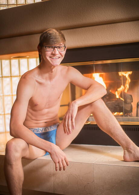 Il bel ragazzo americano Chris Peyton si masturba