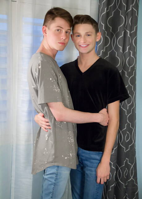 미국 청년 개럿 킨슬리와 핫한 트윙크 마일스 파이크가 뜨거운 커플 장면을 연출했다.